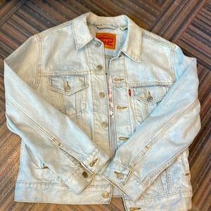 Levi’s Ex-Boyfriend Trucker Denim with embroidery in the back